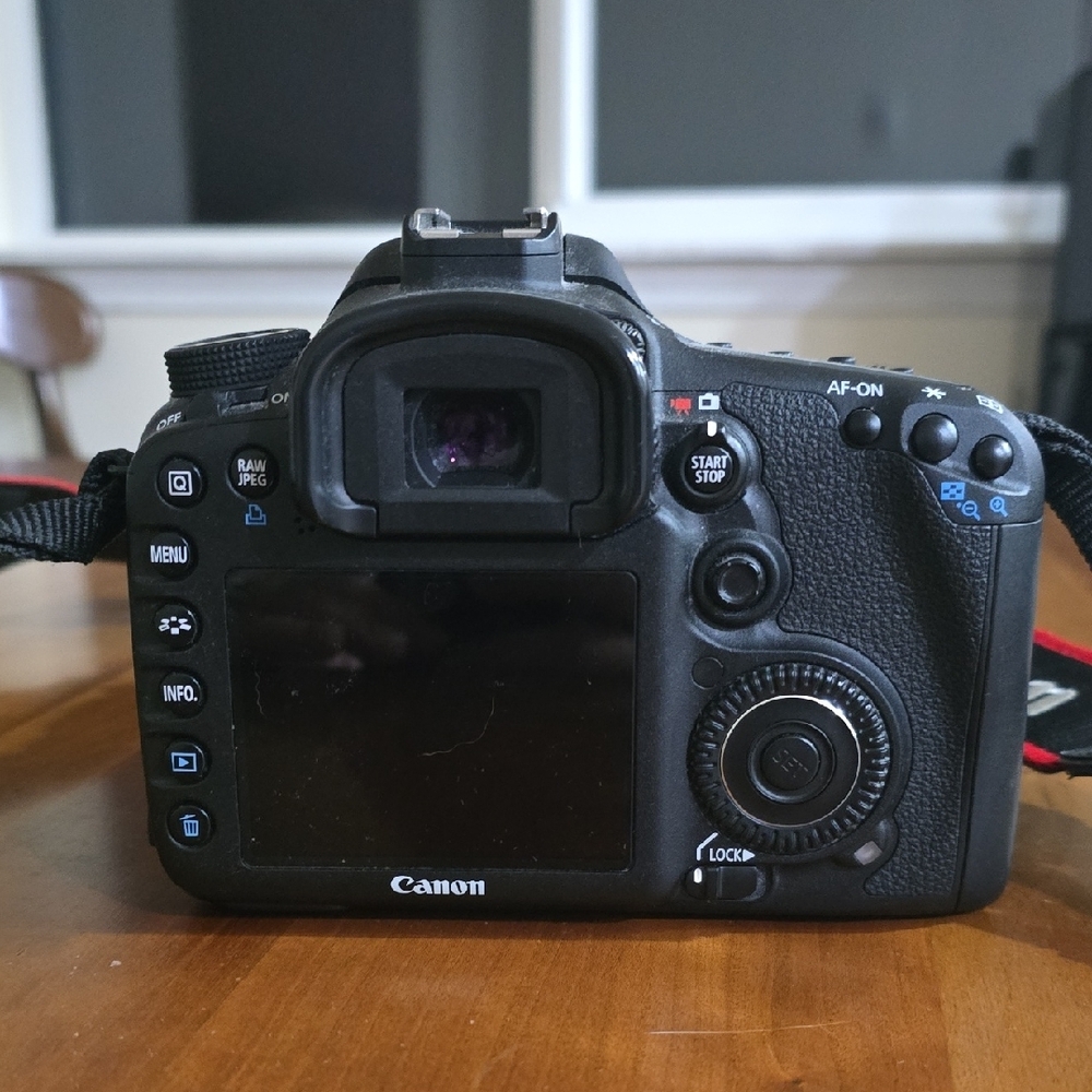 Canon EOS 7D camera body and Canon EF 28-135mm lens, with strap - Picture 5 of 9